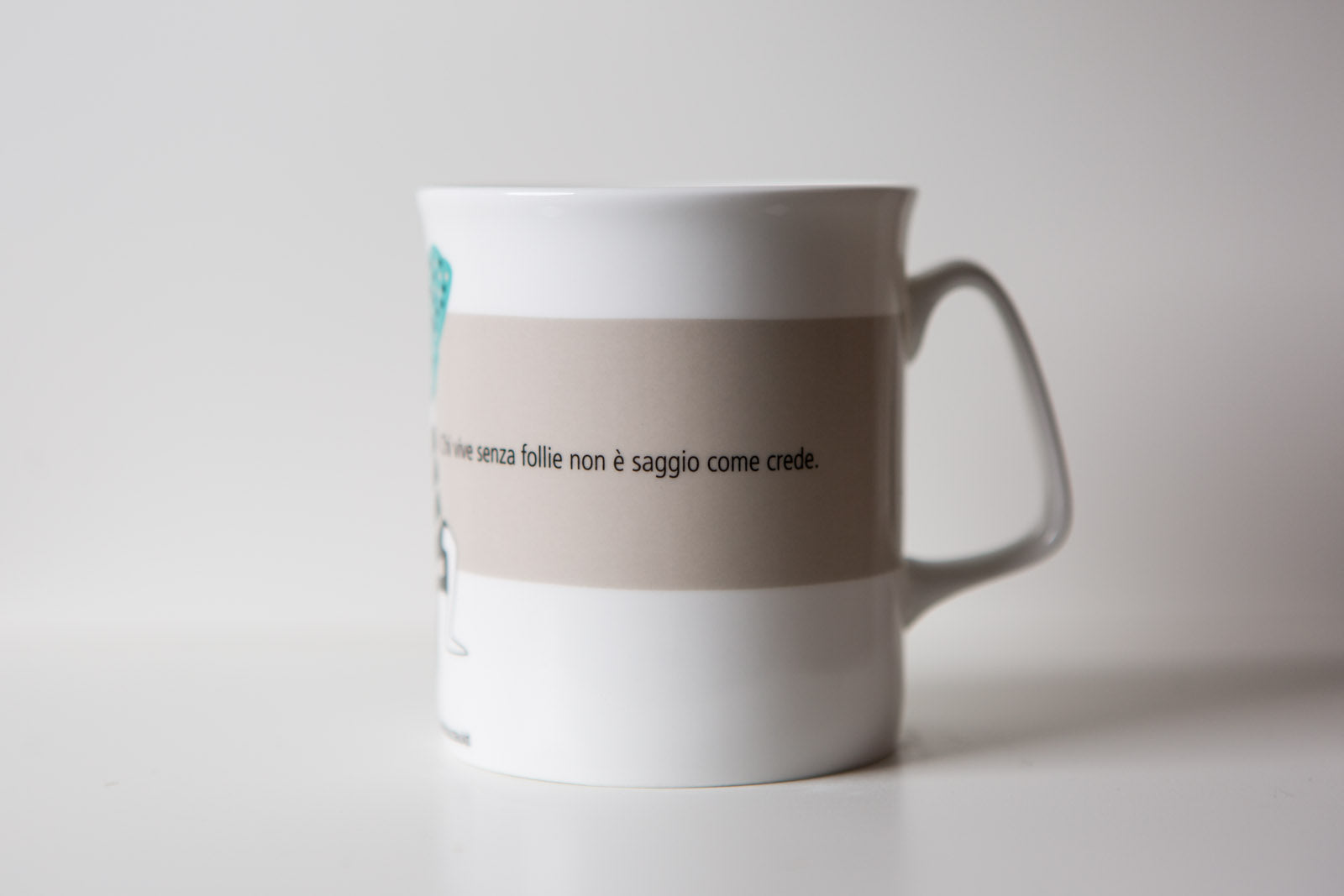 Tazza letteraria - Chi vive senza follie non è saggio quanto crede. François de La Rochefoucauld